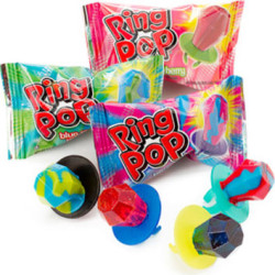Bonbon Suçon Ring Pop Twisted Par Topps - Saveur Au Hasard (14G) Bonbon Suçon Ring Pop Twisted Par Topps - Saveur Au Hasard (14G)